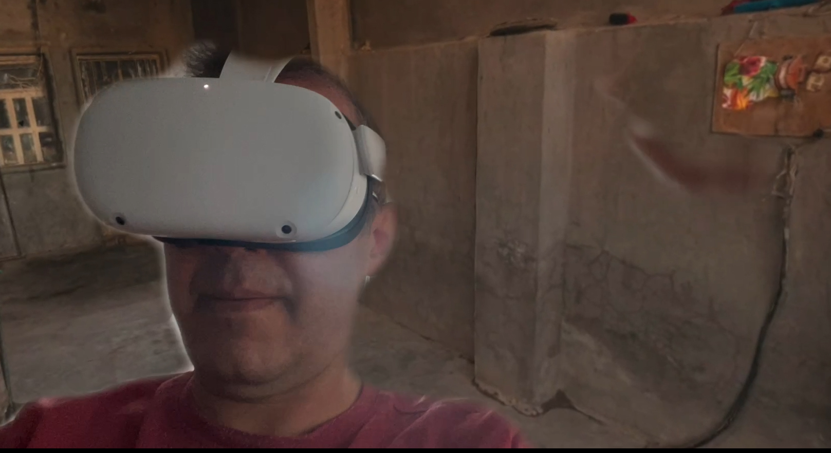 Homme avec un casque virtuel sur le tête
