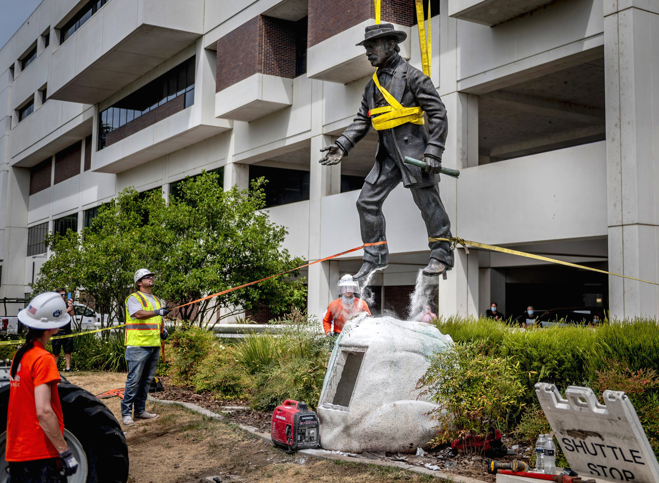 Statue Sutters wird entfernt