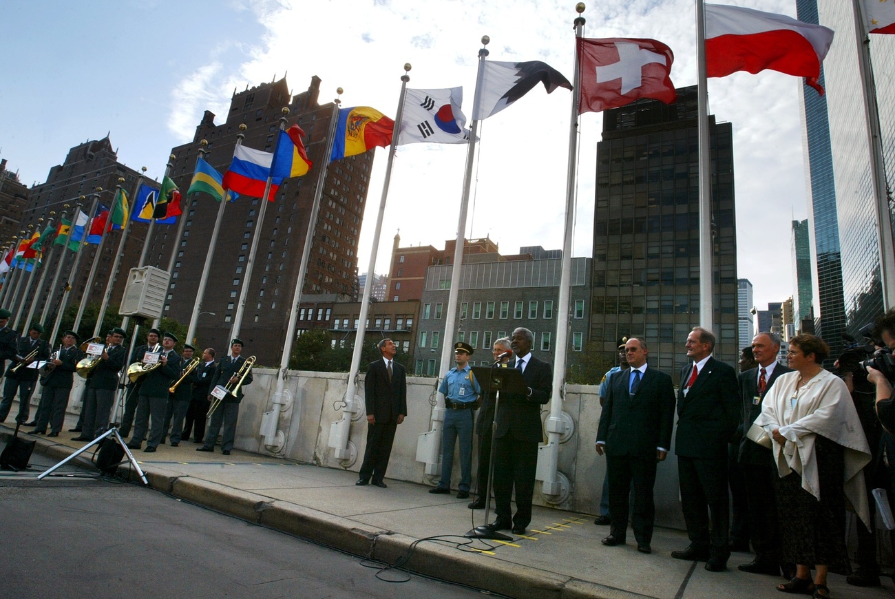 2002年9月10日，在紐約聯合國總部前，聯合國秘書長科菲·安南(中右)出席了瑞士國旗的升旗儀式並在儀式後講話。在此之前，聯合國大會剛剛正式接納瑞士為其第190個成員國。
