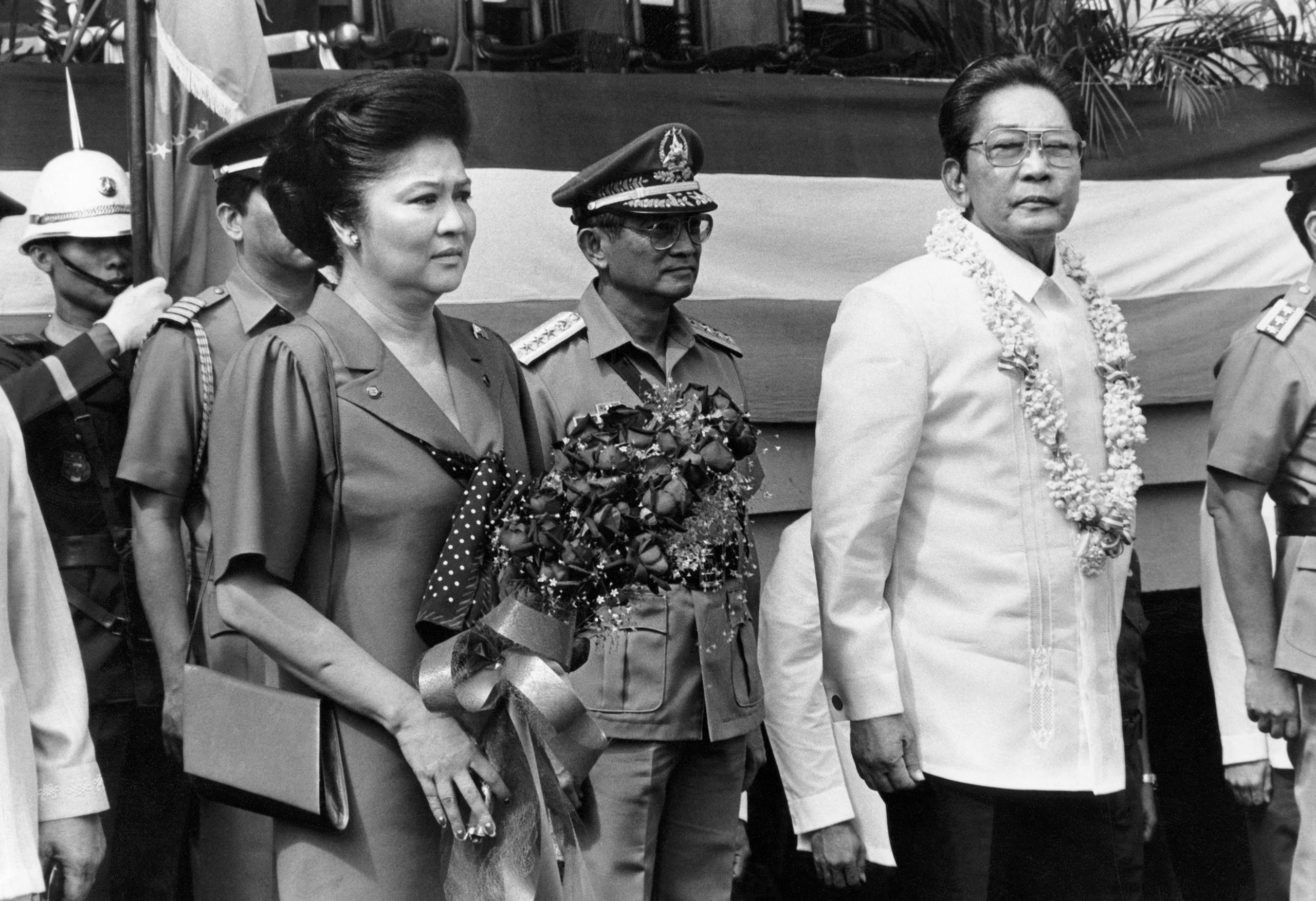 Ferdinand Marcos con su esposa Imelda con otros militares, 1985.