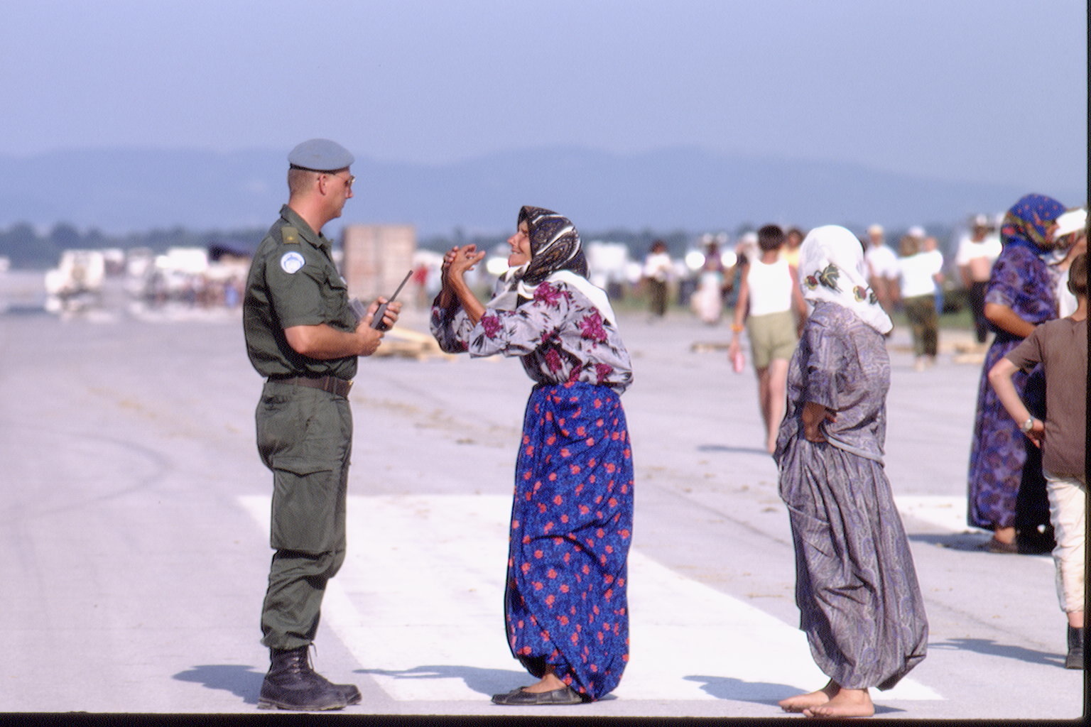 Frau redet Mit Soldat im Camp
