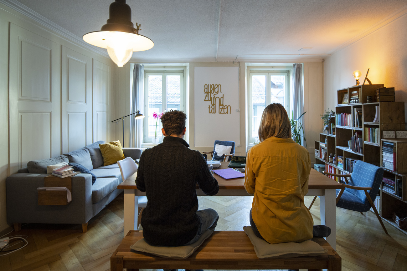 2 personnes qui travaillent chez elles