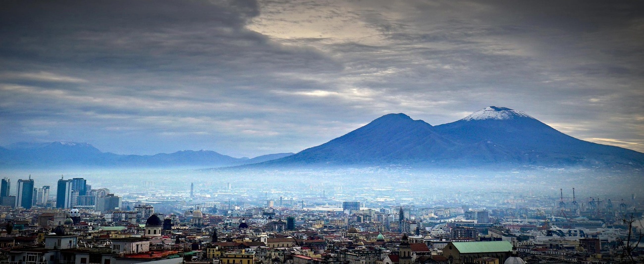 Il Vesuvio imbiancato visto da Napoli