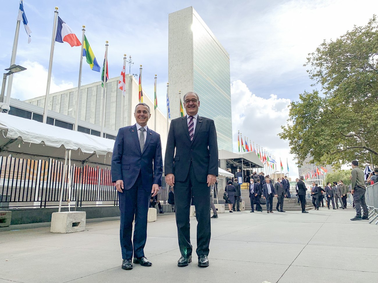 Bundesräte Cassis und Parmelin vor dem UNO-Hauptsitz in New York