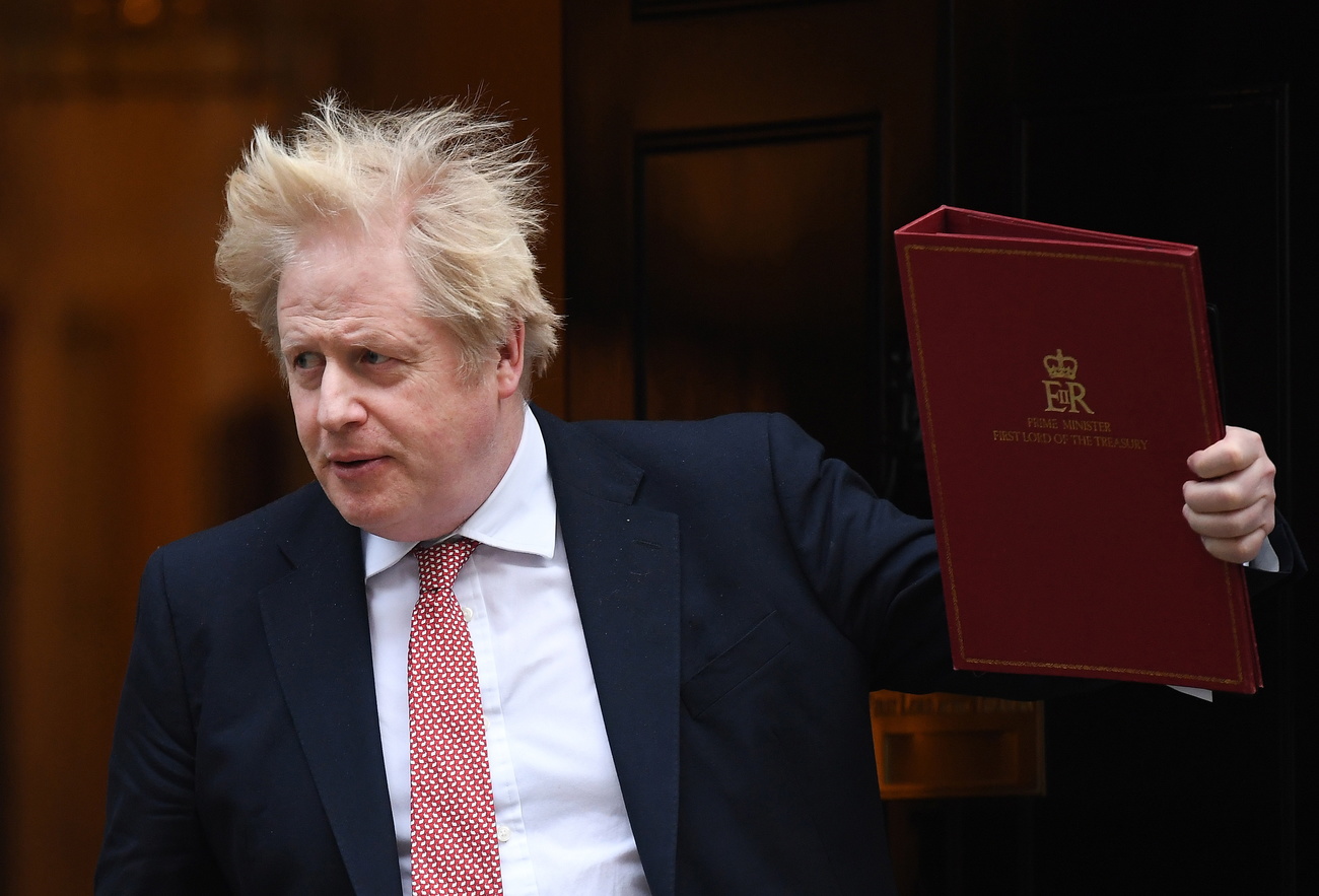 Boris Johnson davanti al 10 di Downing street.