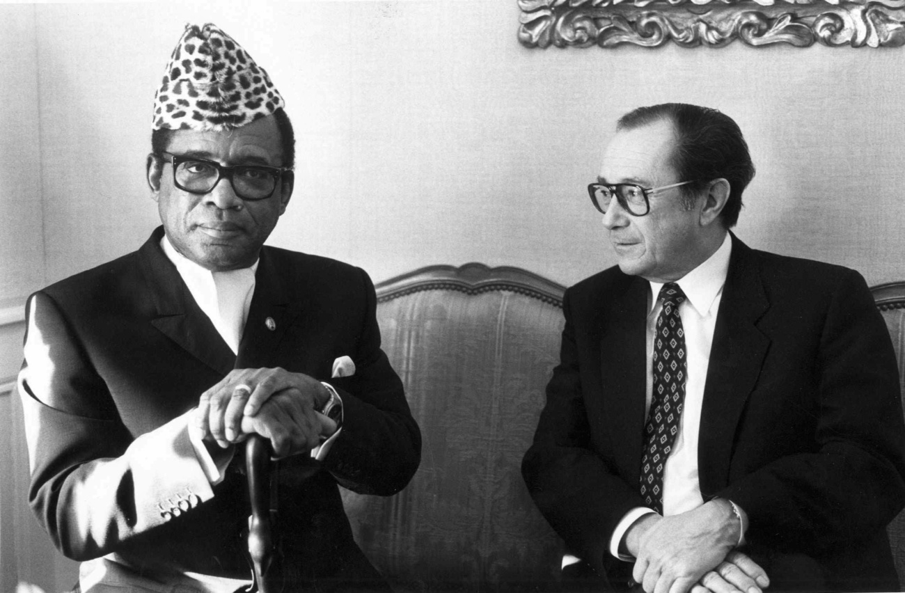 El expresidente suizo Pierre Aubert (derecha) con expresidente del Congo, Mobutu Sese Seko en una foto tomada en Berna en 1983