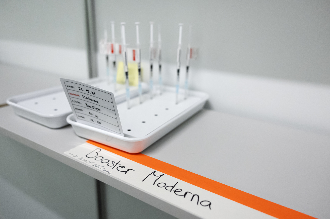 Siringhe pronte con il booster di Moderna.