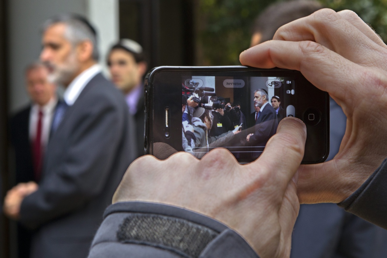 persona filma con telefono