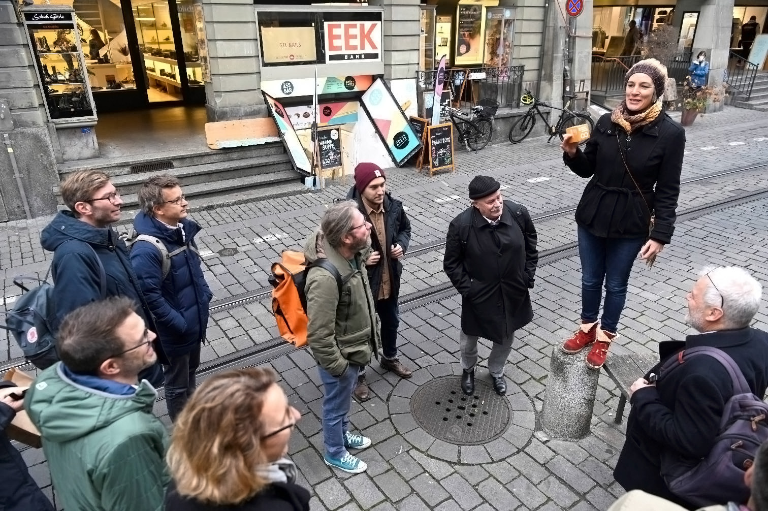 Femme faisant une harangue dans la rue.