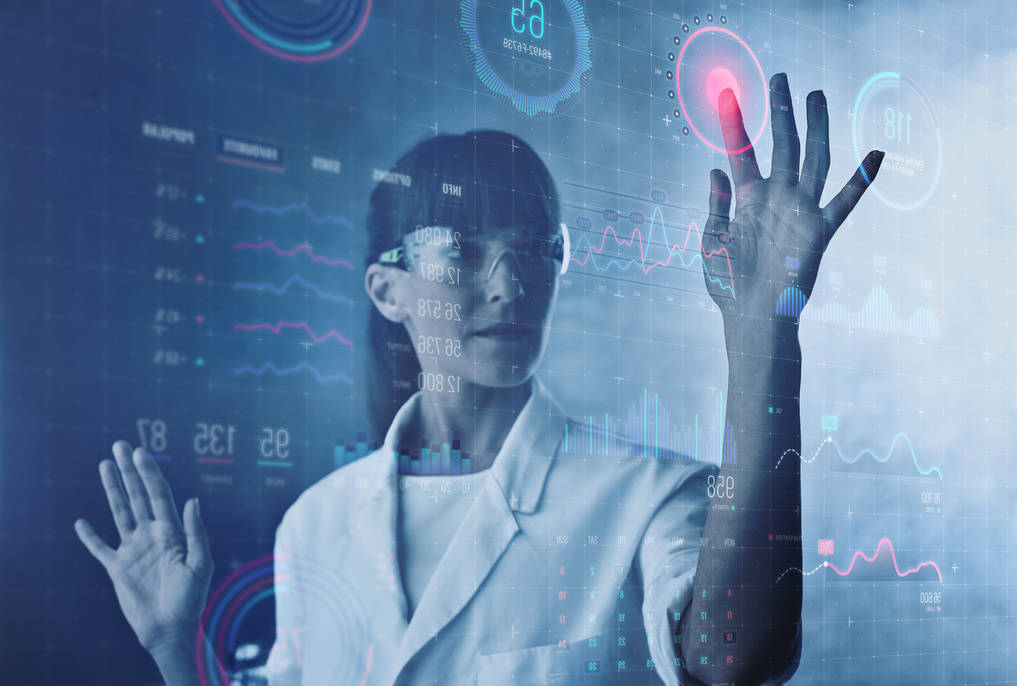 Femme scientifique devant un tableau virtuel