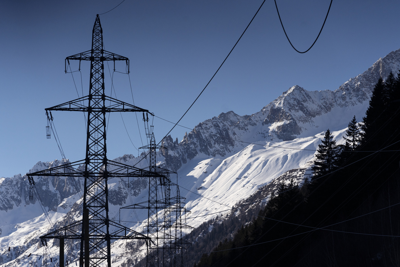 Pali dell alta tensione sulle Alpi, vicino ad Airolo in Ticino.