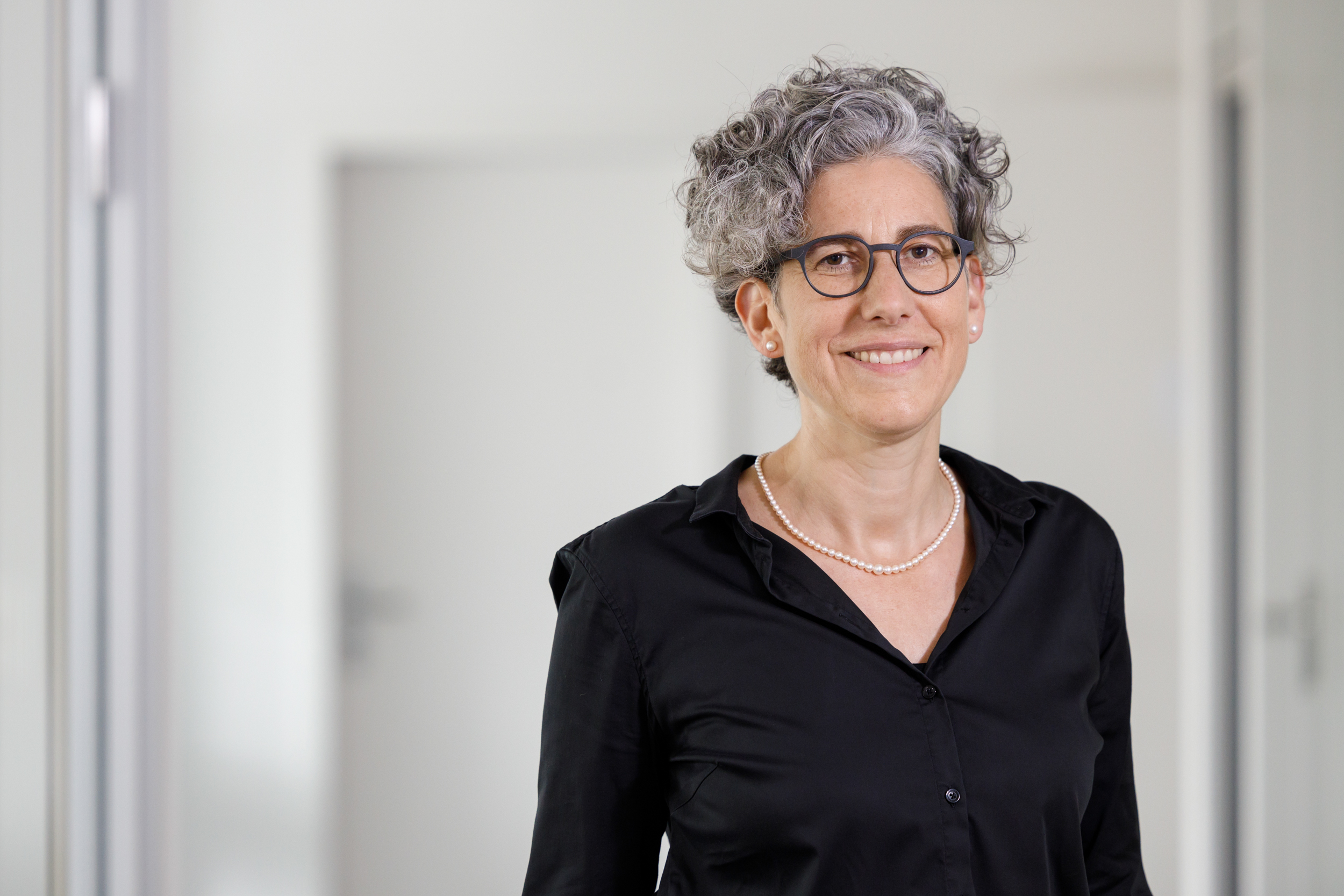 امرأة تبتسم لعدسة المصور