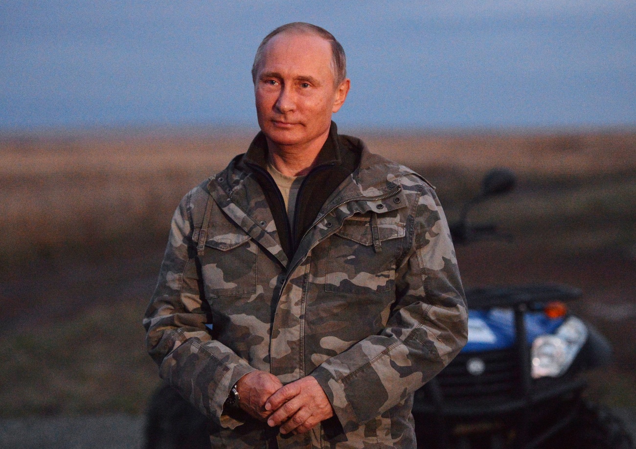 الرئيس الروسي فلاديمير بوتين بلباس عسكري