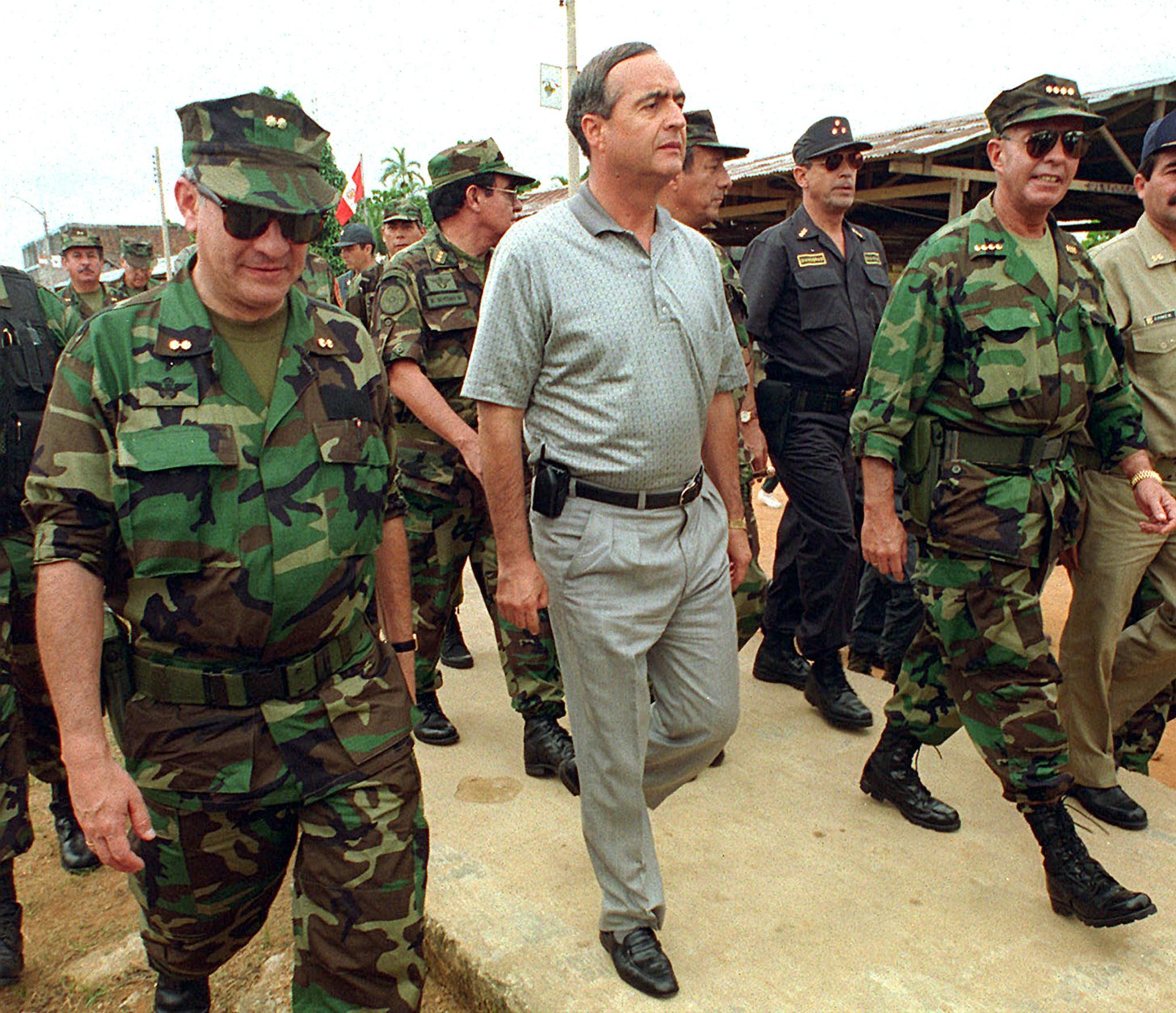 Vladimiro Montesinos con militares peruanos en Lima, 1999.