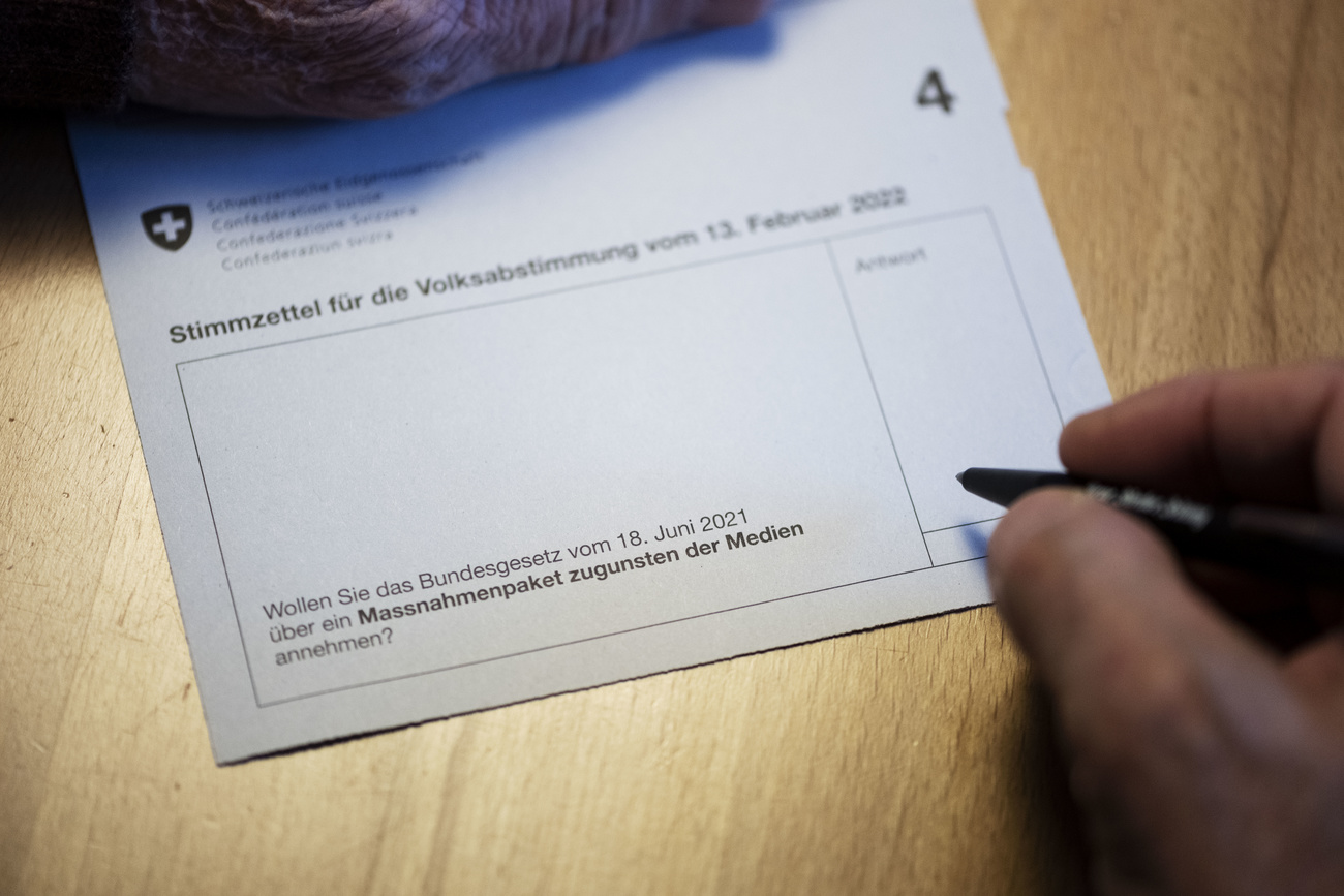 personne remplissant le bulletin de vote du 13 février 2022