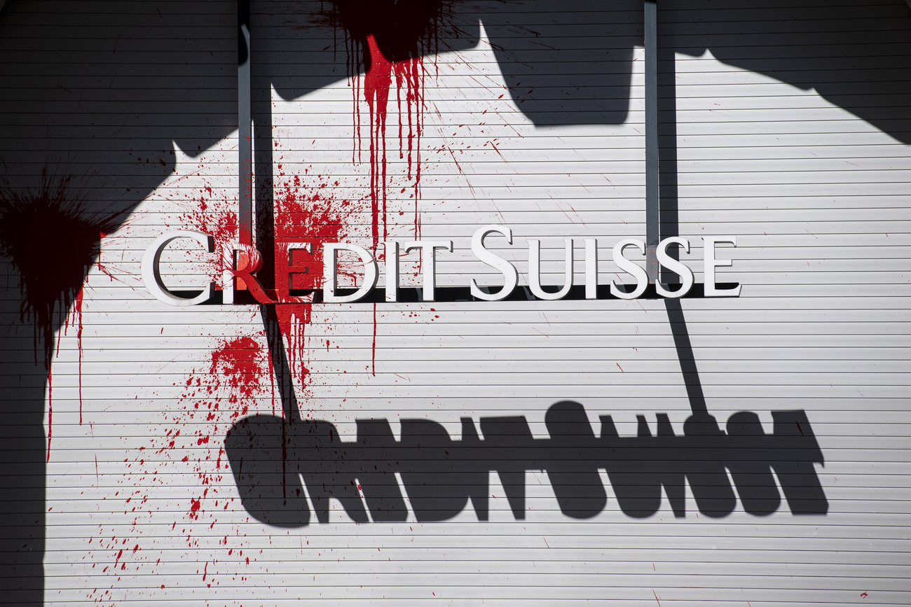 logo de Credit Suisse con manchas rojas