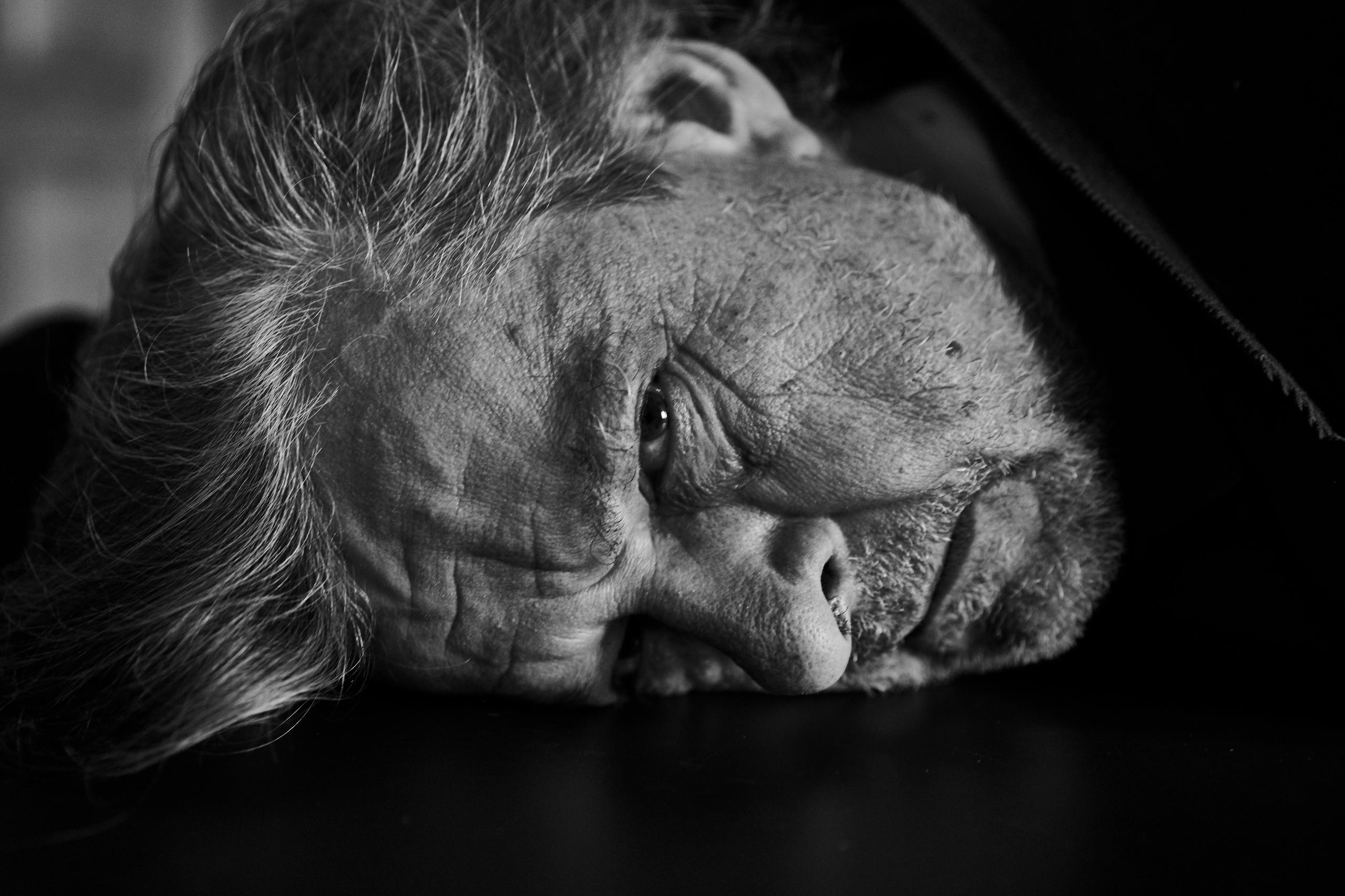 Mann schwarzweiss fotografiert