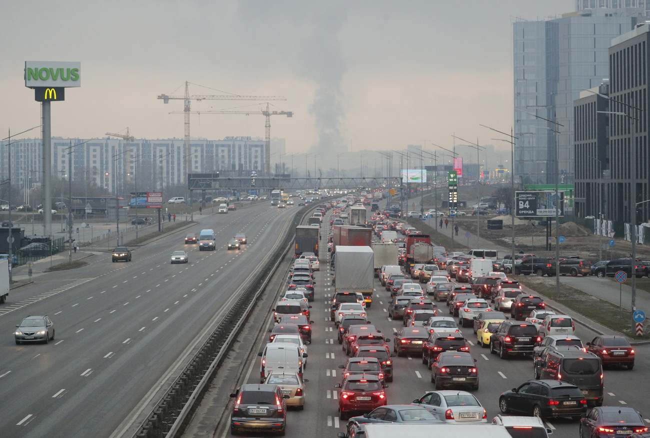 Autoschlangen in Kiew
