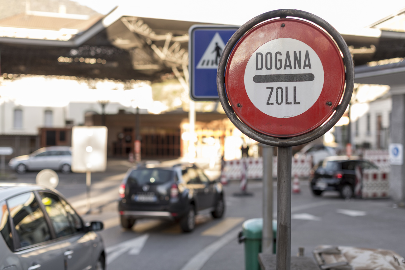 Auto in entrata in Italia dal valico di Chiasso