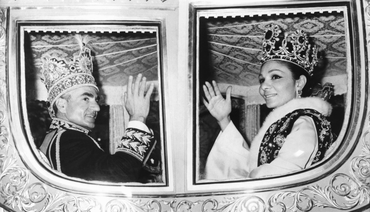 El Sah y la emperatriz Farah tras su ceremonia de coronación en un carruaje, 1967