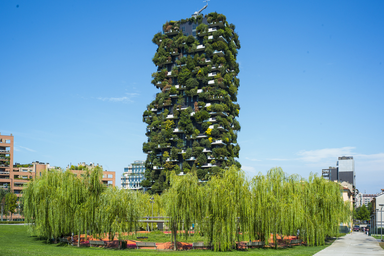 Edificio con plantas que asoman de todos los pisos