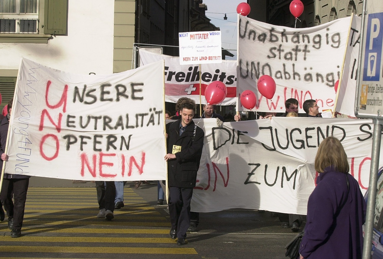 約100人の若者がベルンでスイスの政治的な国連加盟に反対するデモを行った