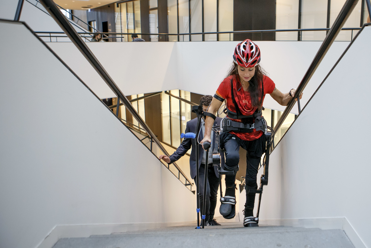 Una volontaria paraplegica esegue un test condotto dai ricercatori del politecnico di Losanna.