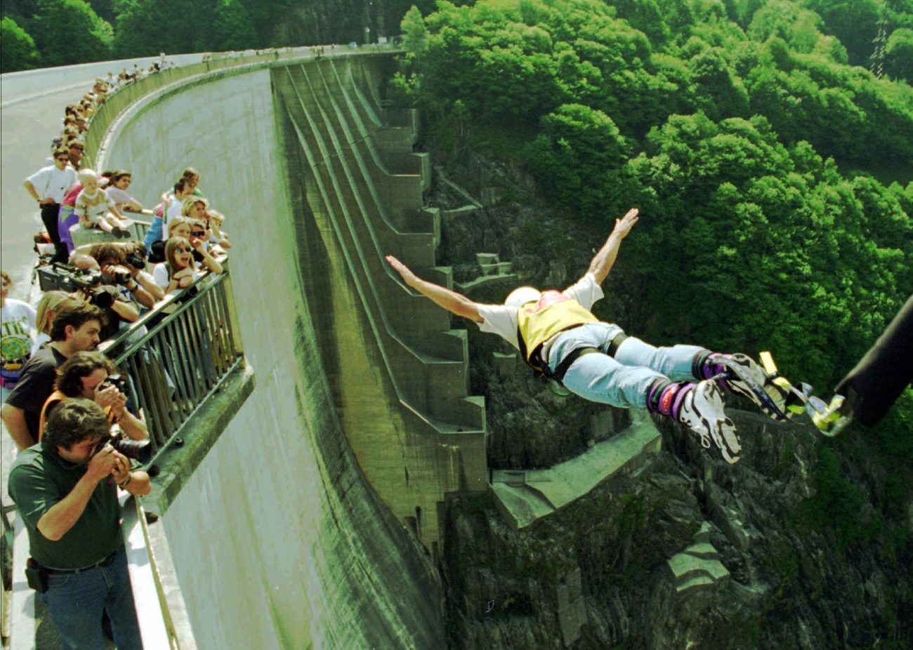 Bungee-Jumper springt vom Verzasca-Staudamm