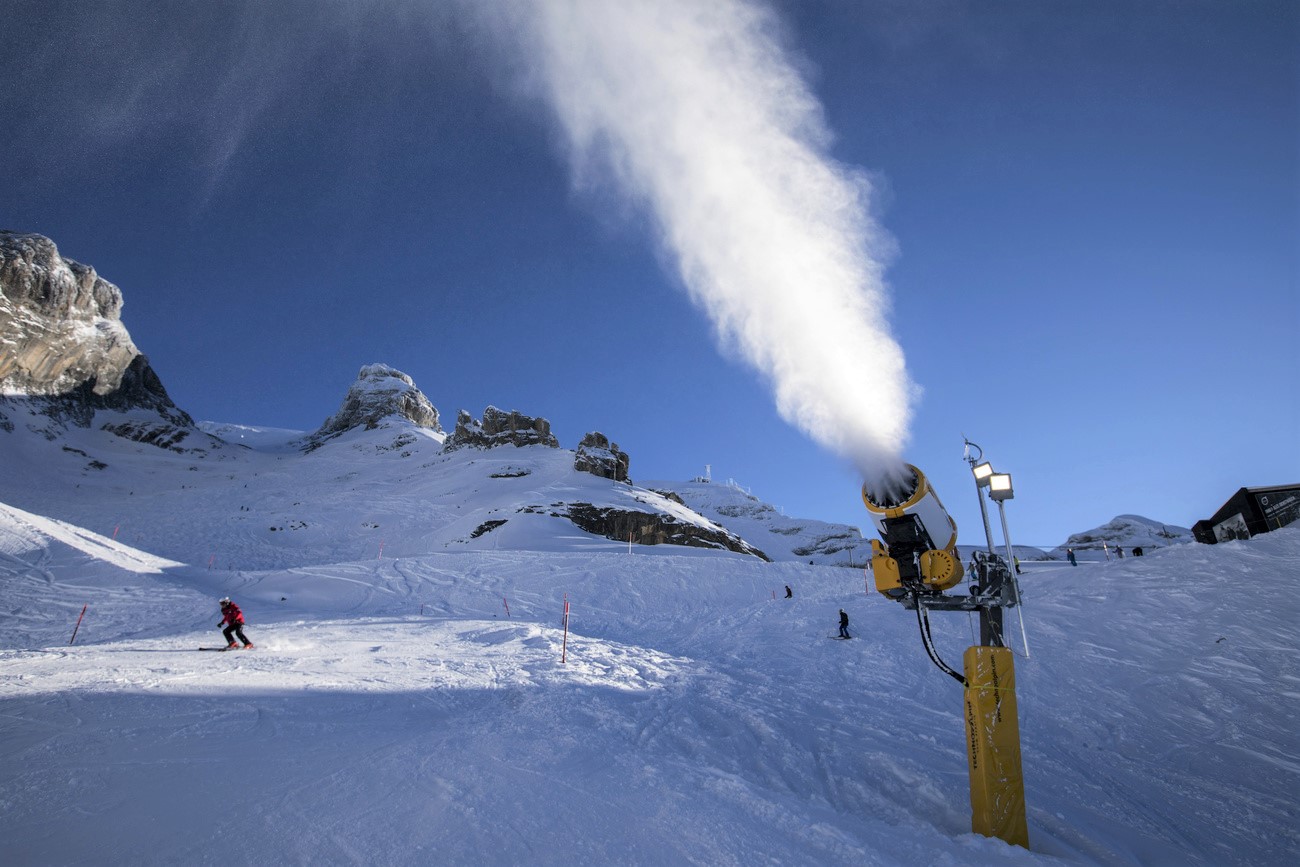 Kunstschnee auf einer Skipiste