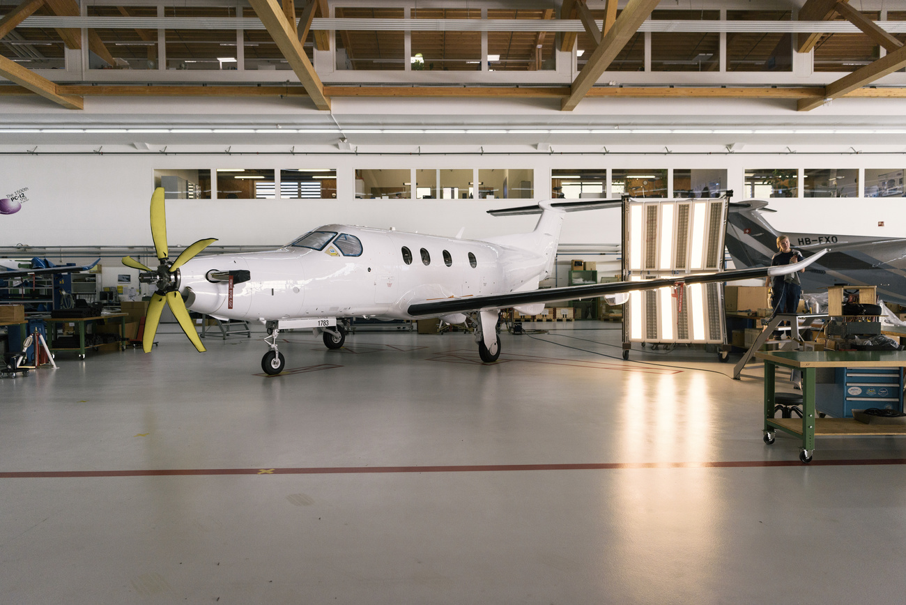 Pilatus PC-12 in einem Hangar
