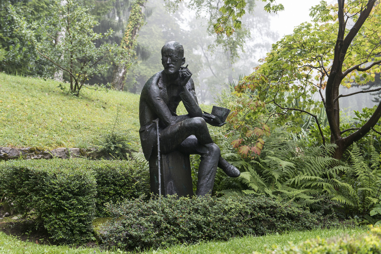 statue of james joyce