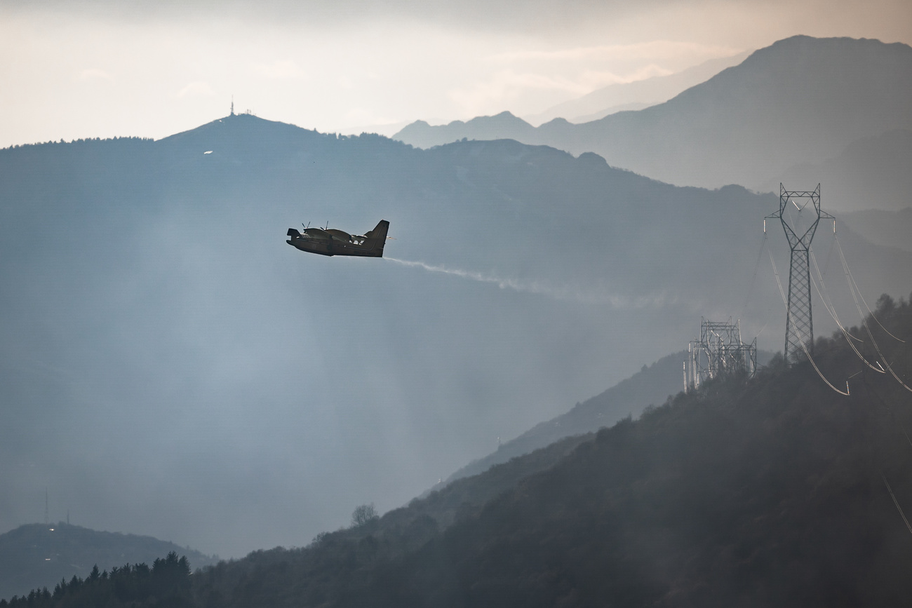 Un Canadair vola sopra il luogo dell incendio.