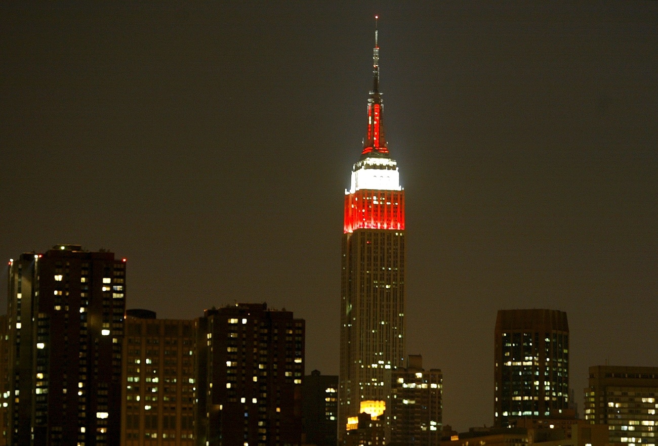 Gratte-ciel illuminé en rouge et blanc