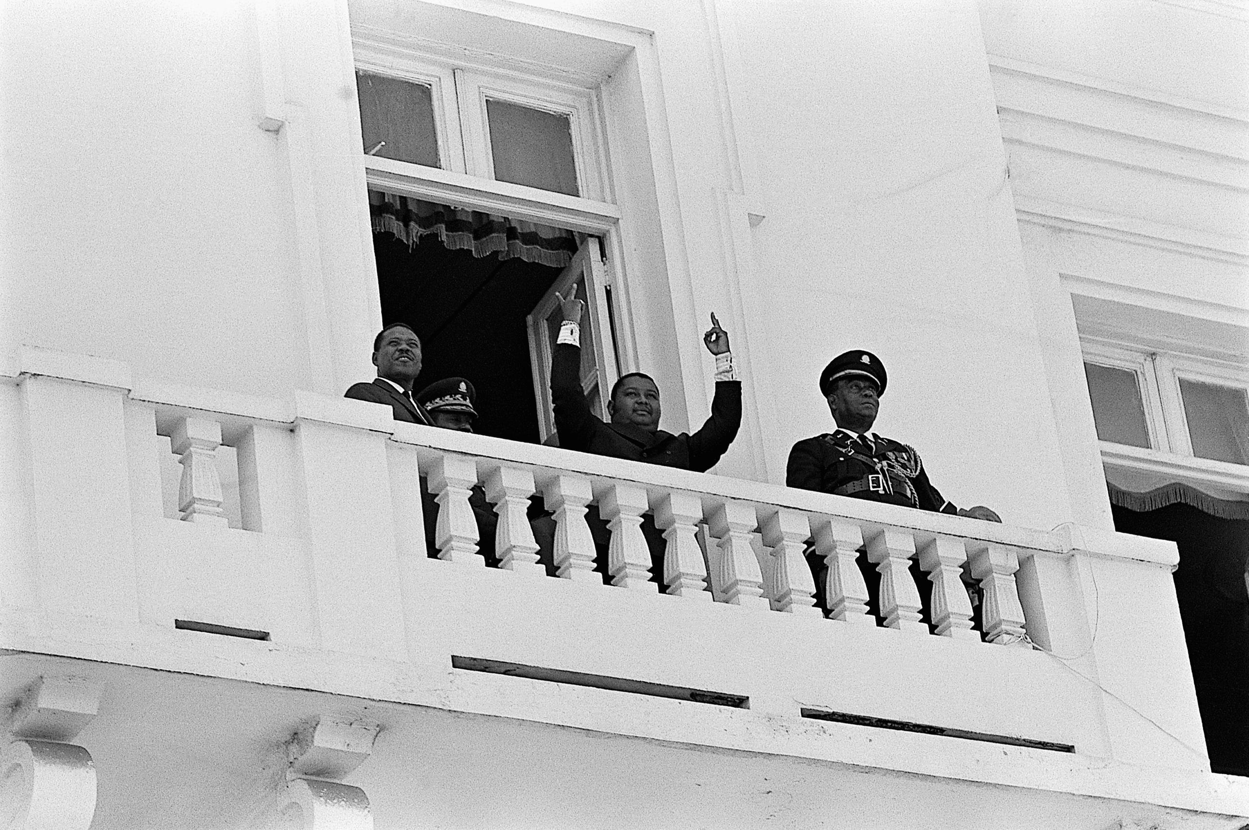 Jean Claude Duvalier saludando desde un balcón recién nombrado presidente de Haití, 1971