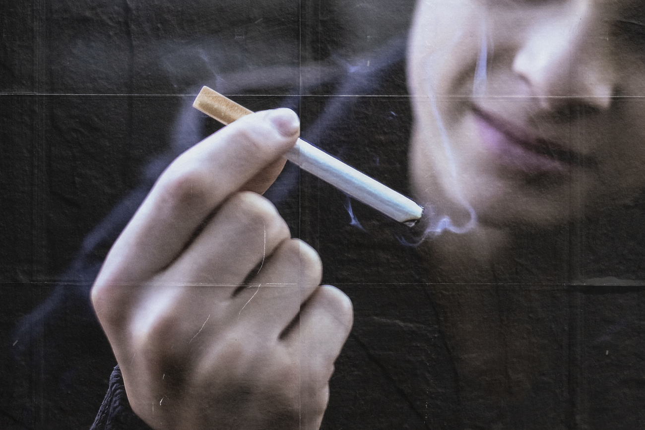Main tenant une cigarette