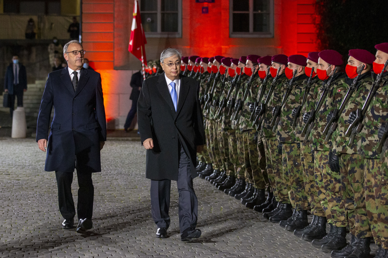 Les président de Suisse et du Kazakhstan passant des troupes en revue