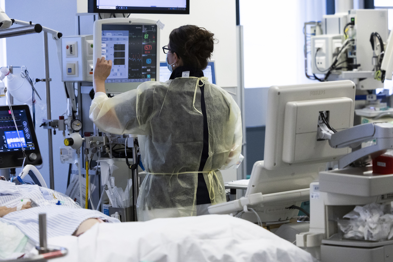 Un medico controlla i parametri vitali di un paziente su uno schermo