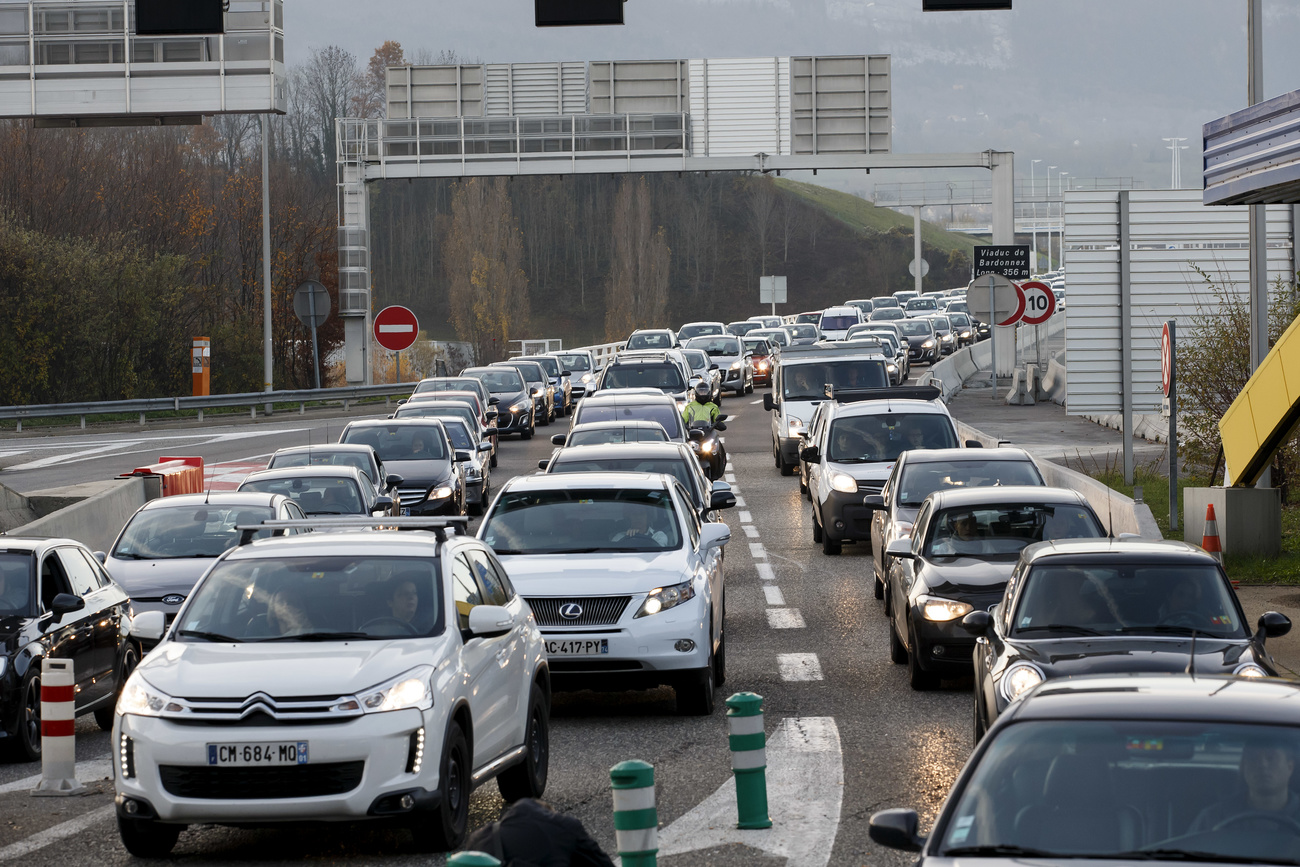 Heure de pointe à la douane franco-suisse de Bardonnex, à Genève.