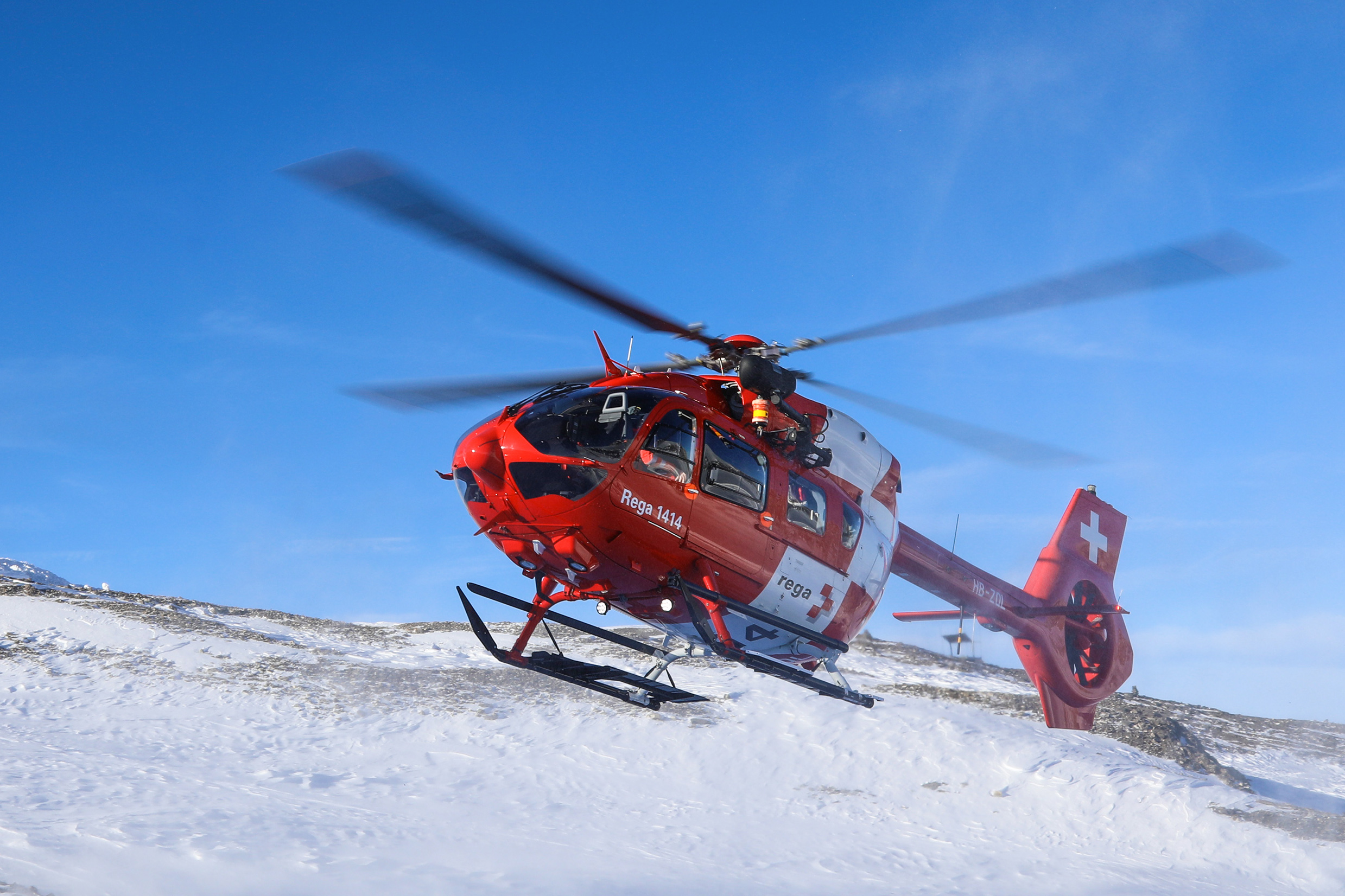 Helicóptero de Rega posado en la nieve