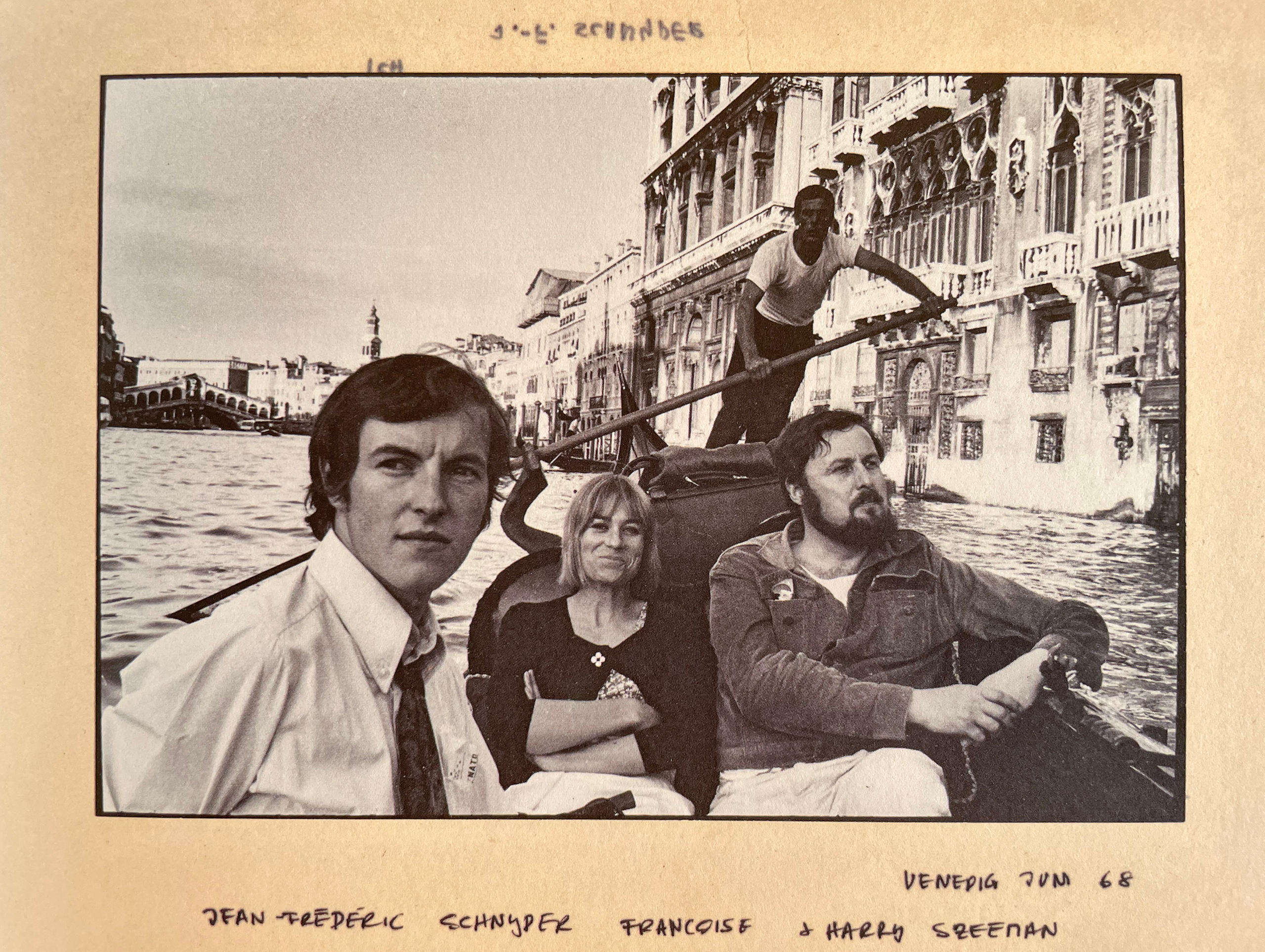 若き日のシュニーダー（左）、フランソワーズとハラルド・ゼーマン（右）夫妻。ベネチア、1968年
