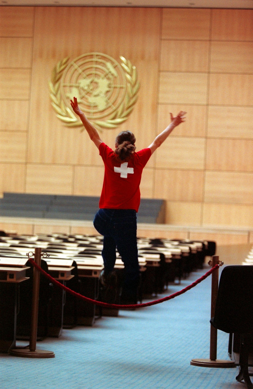 ジュネーブの国連欧州本部パレ・デ・ナシオンにある会議室で、ロープを飛び越えるスイス人女性、2002年2月18日