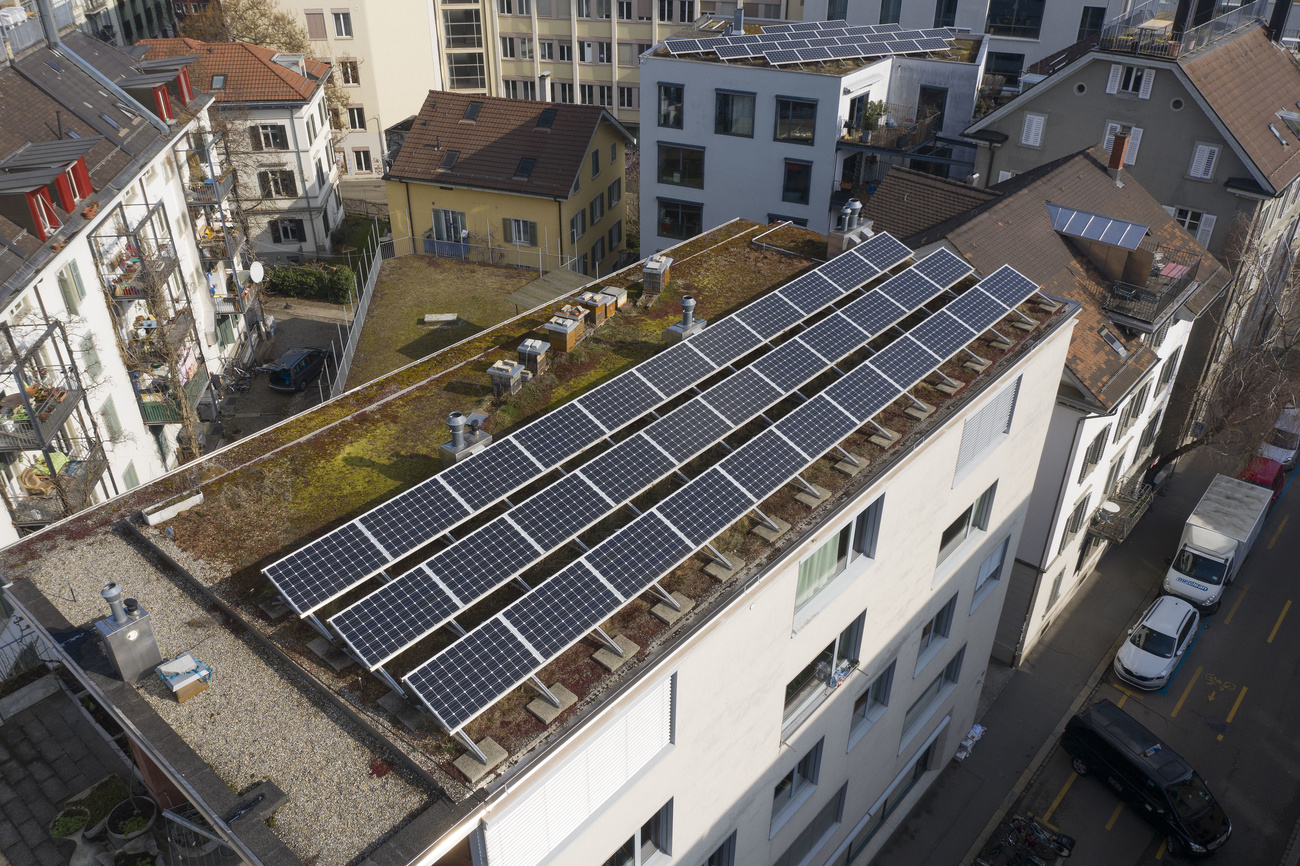 pannelli solar su tetto di palazzo