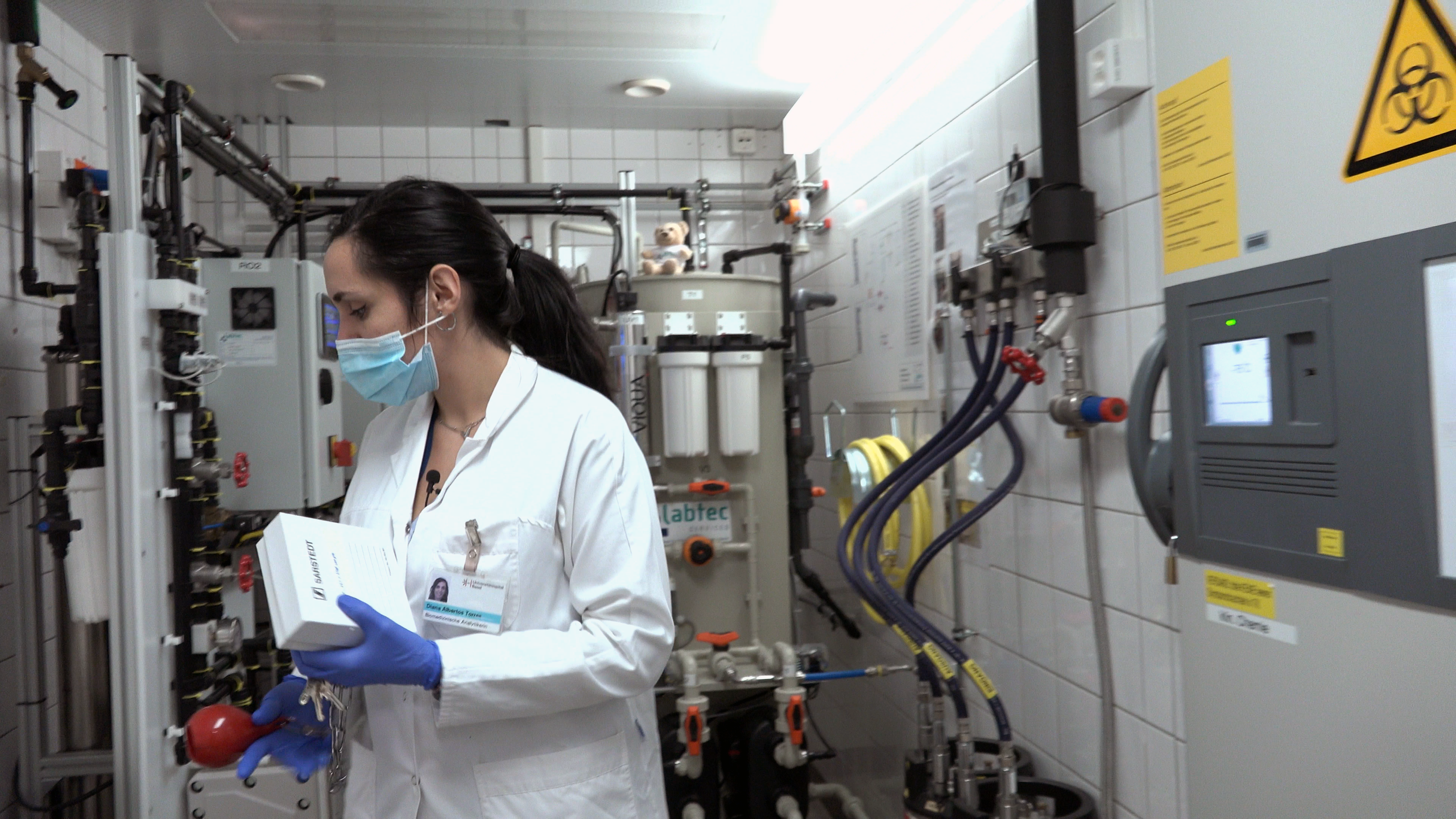 Chercheuse dans la chambre froide d un laboratoire