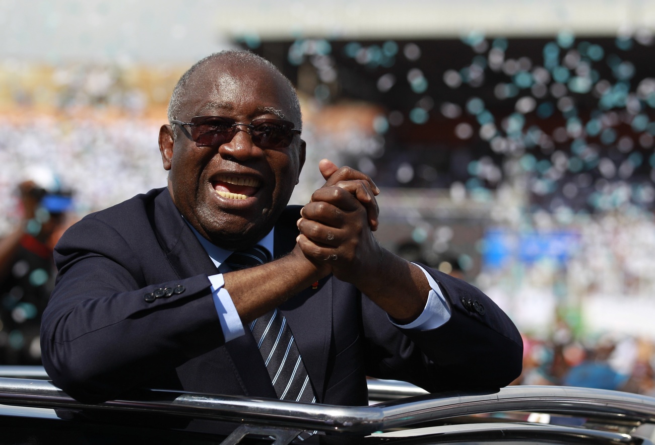 Laurent Gbagbo asomado por la ventanilla del techo de un coche, Costa de Marfil, 2010