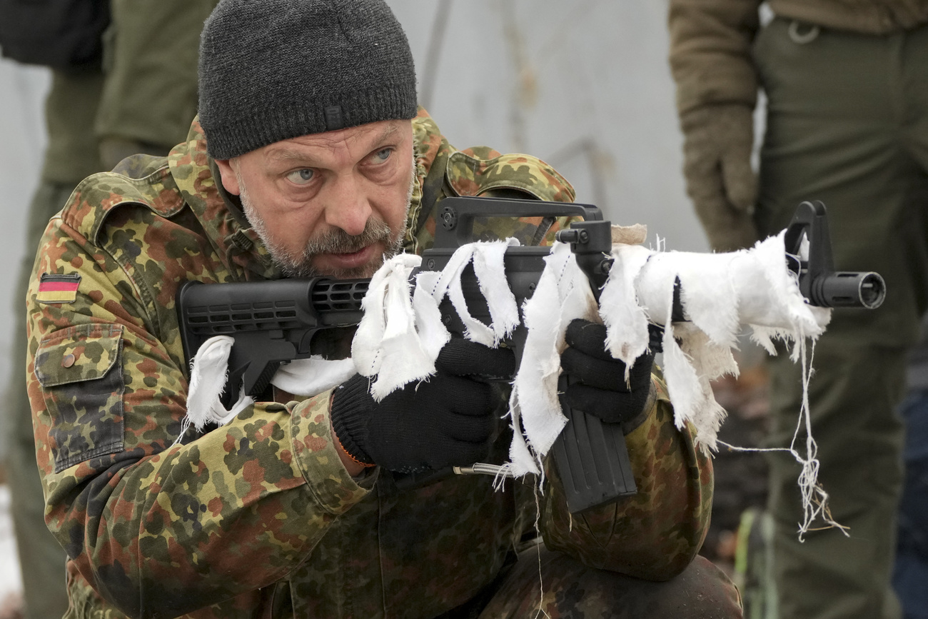 Militar con un arma