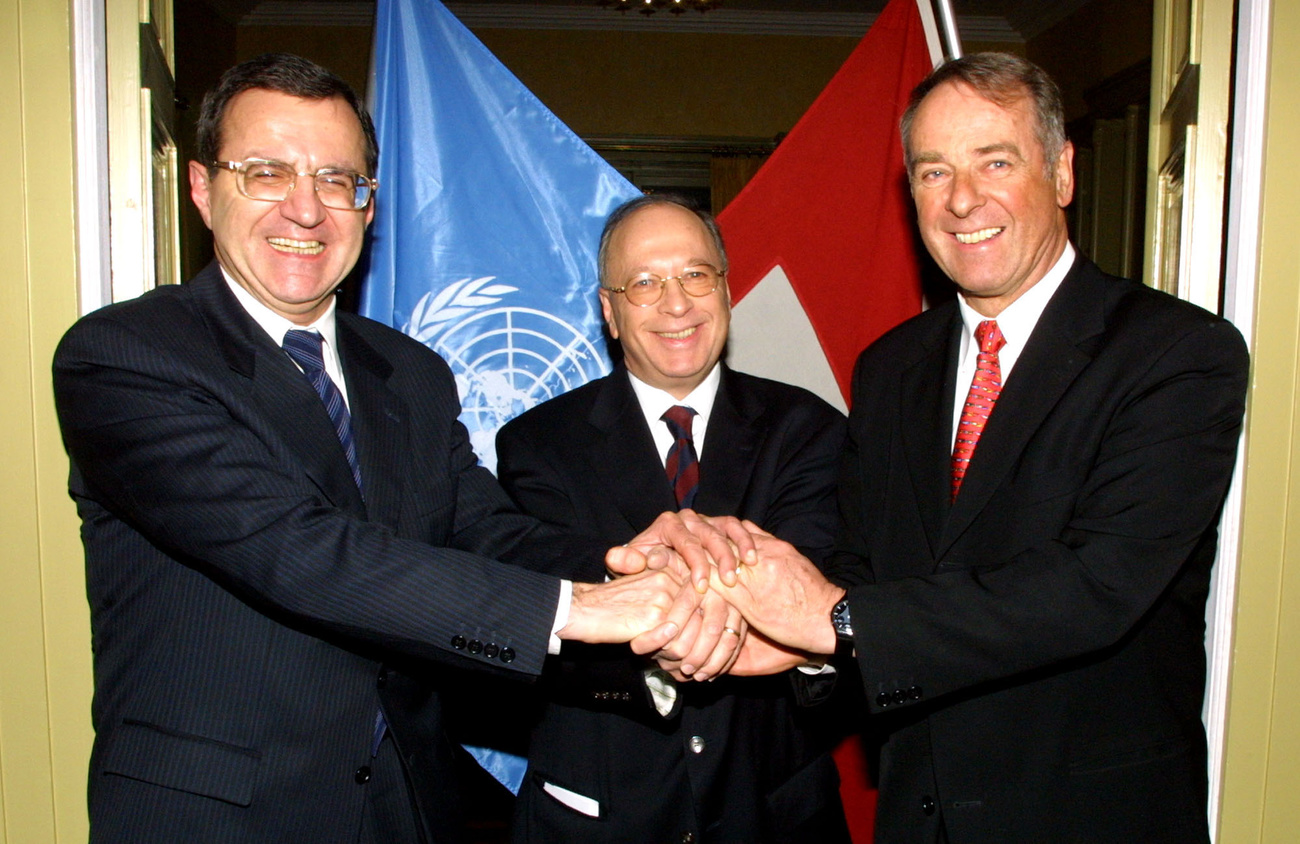 Serguei Ordjonikidze, Francois Nordmann und Adolf Ogi geben sich 2002 die Hand
