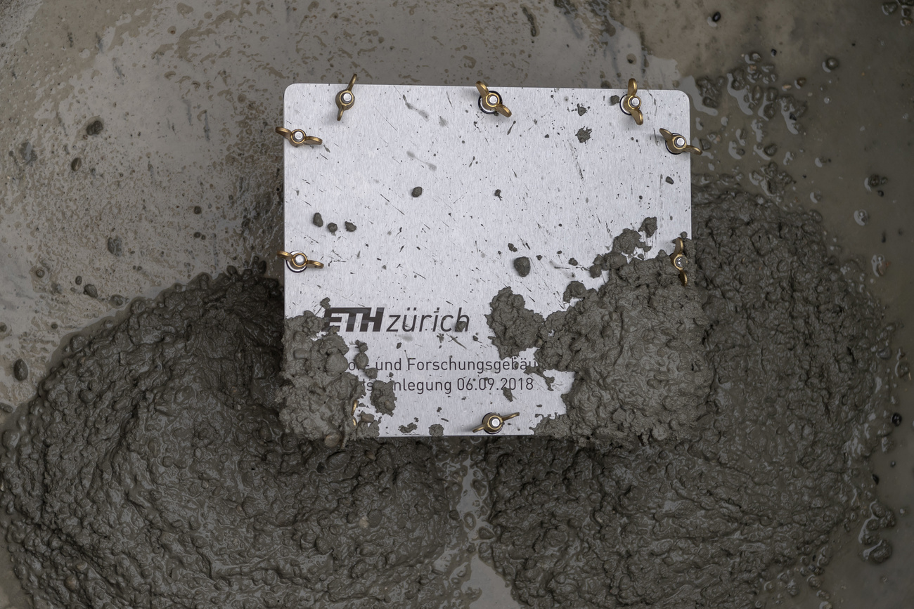 Una targhetta di un istituto del Politecnico di Zurigo