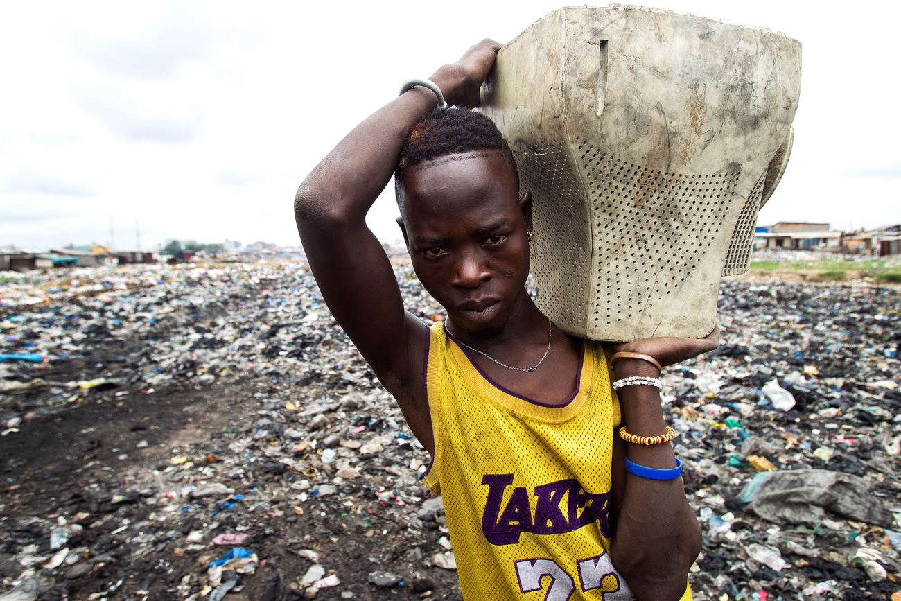 在加納阿克拉市的電子廢棄物傾倒場上，一名男子找了一台電腦螢幕(2019年)。