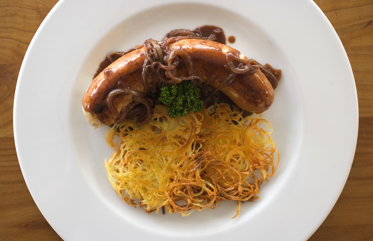 Un piatto di Rösti con Bratwurst.
