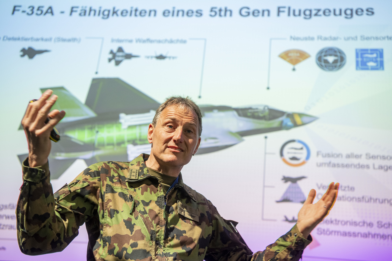Il comandante dell aviazione militare elvetica Peter Merz.